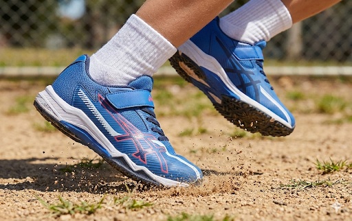 アシックスレーザービームの甲高幅広モデルを履く子ども