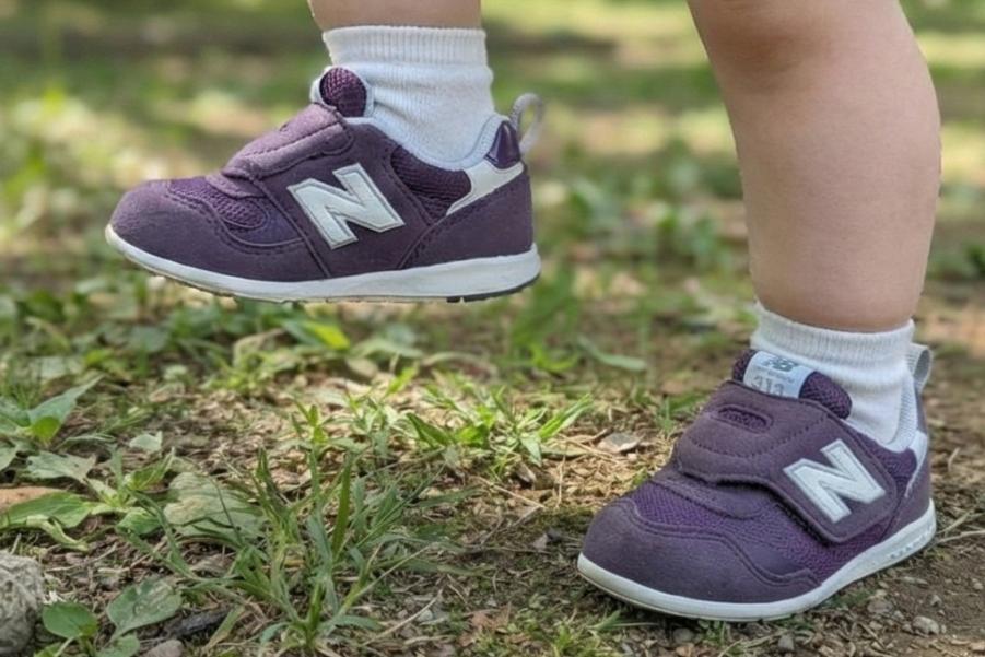 ニューバランスキッズIT313Firstを履く子ども