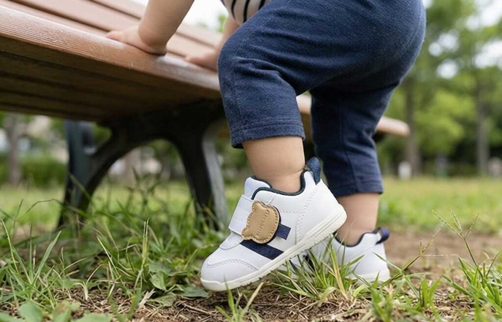 瞬足足育ベビーを履く子ども