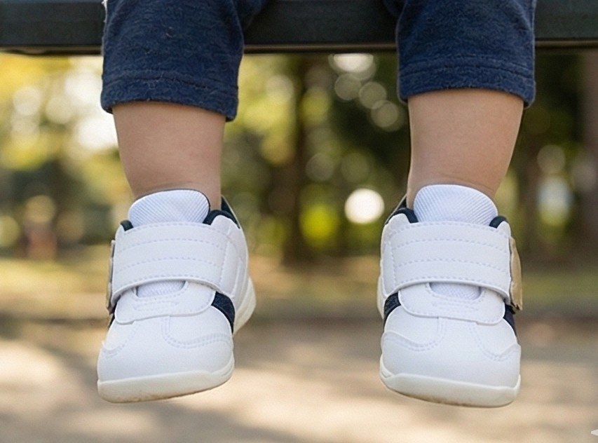 瞬足足育ベビーを履く子ども