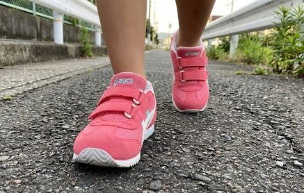 アシックススクスクアイダホを履く子ども