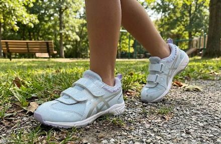 アシックススクスクティアラを履く子ども