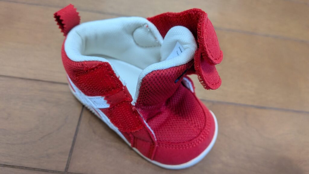 アシックススクスクアミュレファーストに使われているメッシュ素材は、非常に柔らかく伸縮性に優れています。