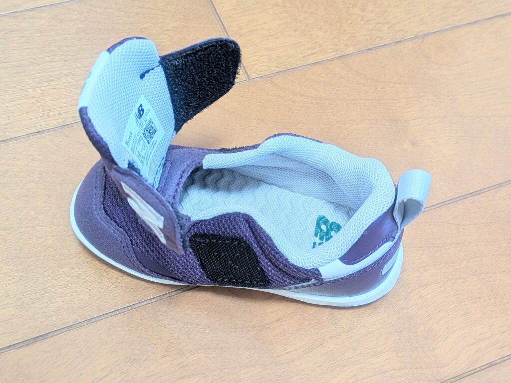 IT313 Firstは履き口がガバっと開くので履かせやすい