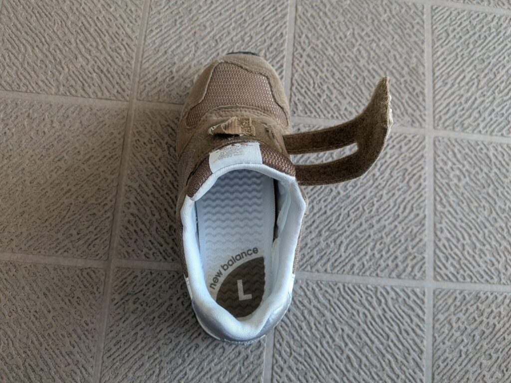 ニューバランス313は履き口がガバっと開く。