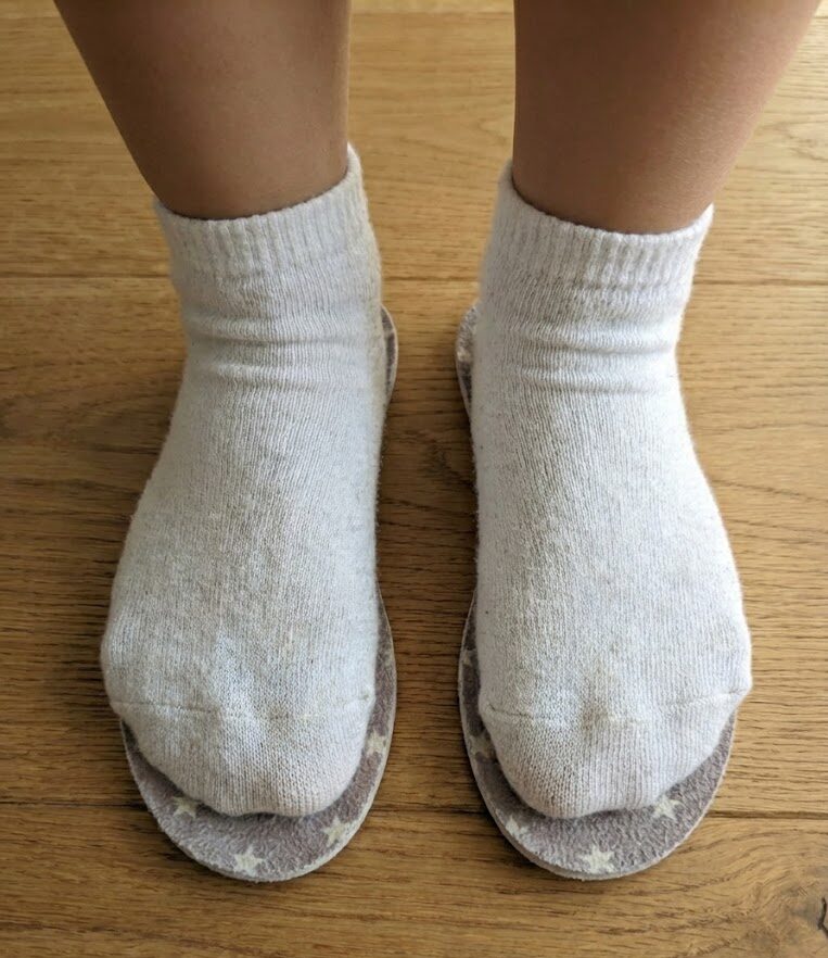 インソールから足幅がはみ出している様子