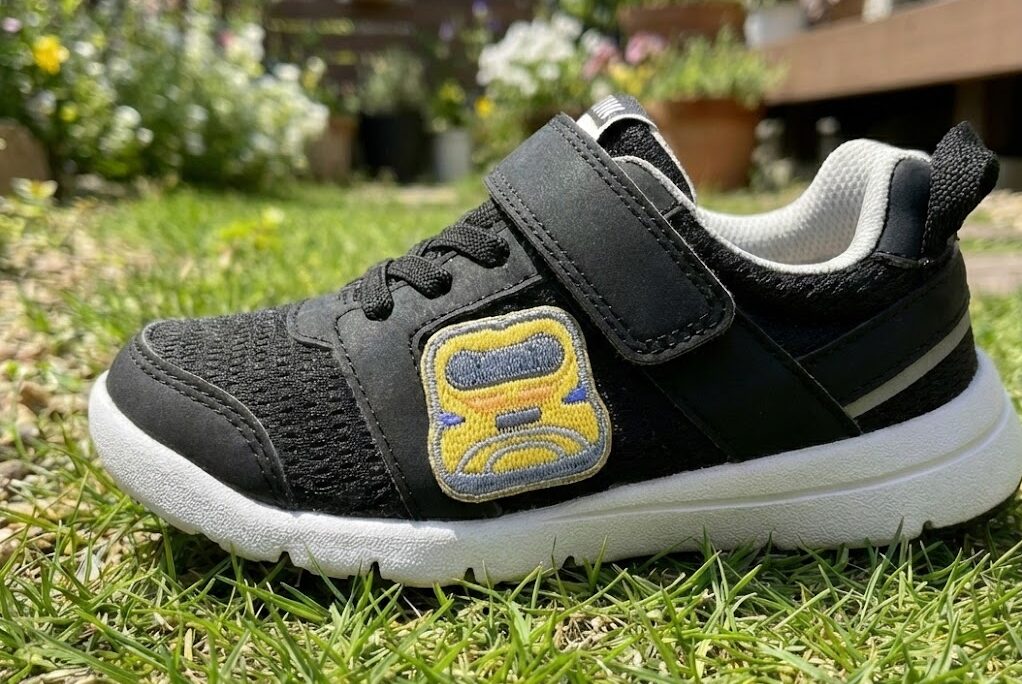 イフミーライトワイドにワッペンシールを貼っている様子