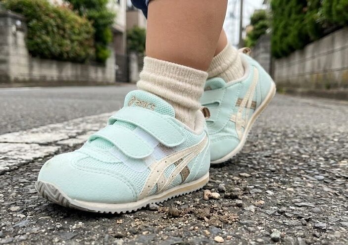 アシックスアイダホを履く子ども