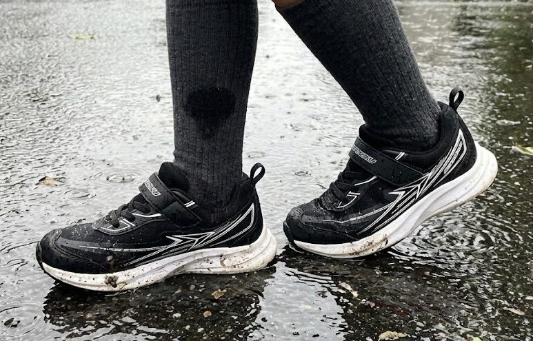 瞬足（シュンソク）ブレードブースターを履く子ども