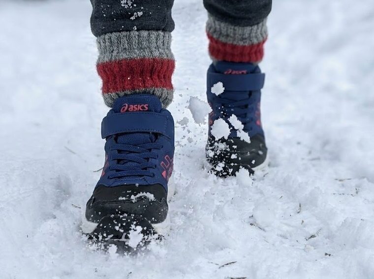【アシックス】レーザービーム スノトレを履く子ども