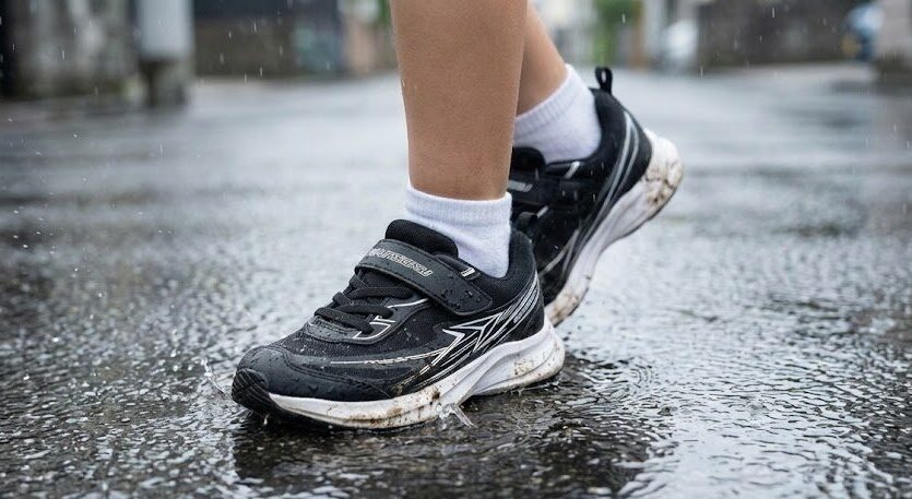 瞬足防水ブレードブースターを履く子ども