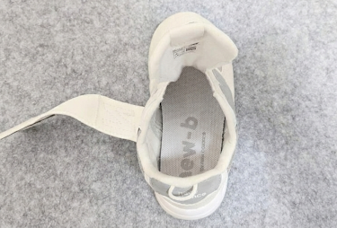 ニューバランスnew-b574はマジックテープがガバっと開いて履きやすい