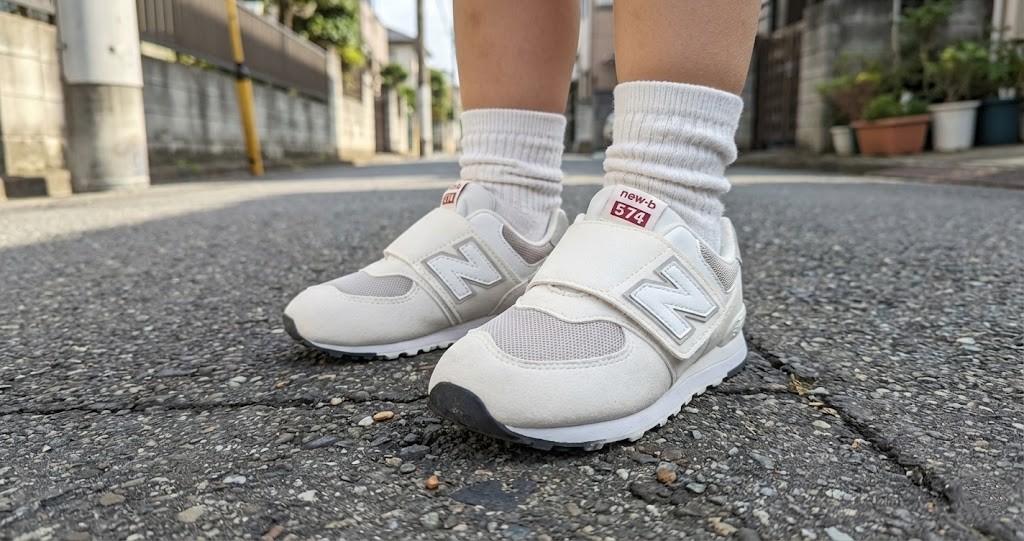 ニューバランスキッズ574を履く子ども