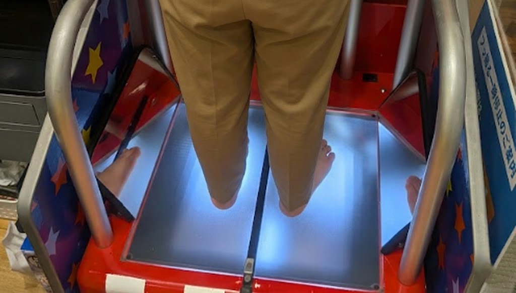 ゲンキキッズフッ撮るで足のサイズを測る子ども