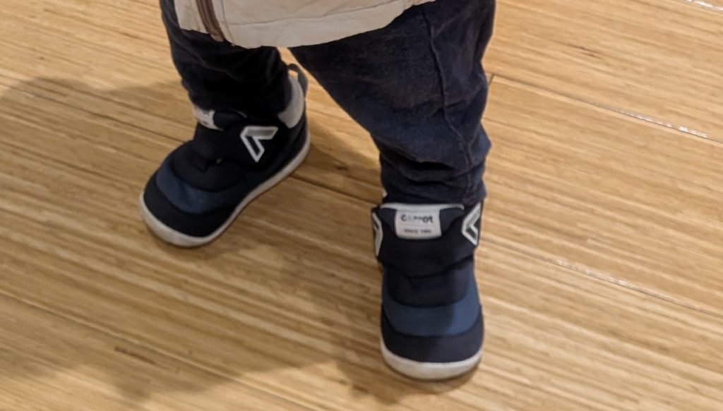 ムーンスターのファーストシューズCR F164HIを履く子ども